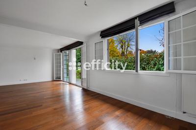 Pavillon - 247 m² - 7 pièces