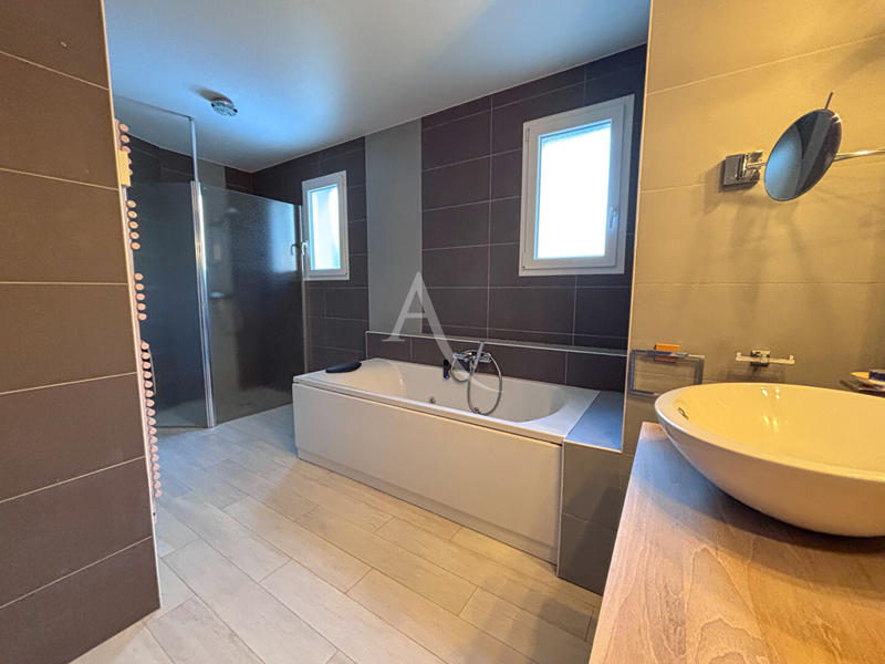 Maison - 159 m² - 8 pièces