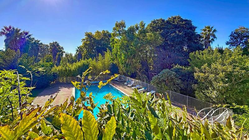 Maison - 600 m² - 25 pièces