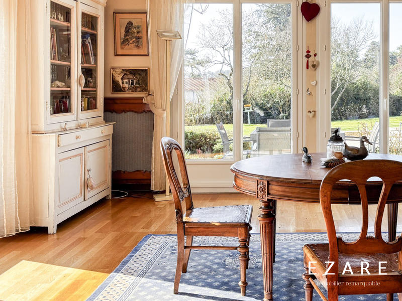 Maison - 239 m² - 9 pièces