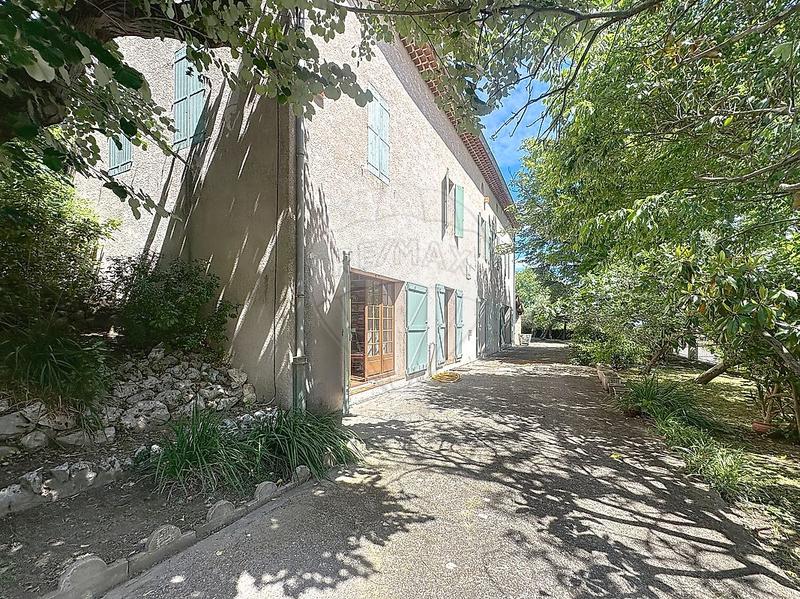 Maison - 243 m² - 9 pièces