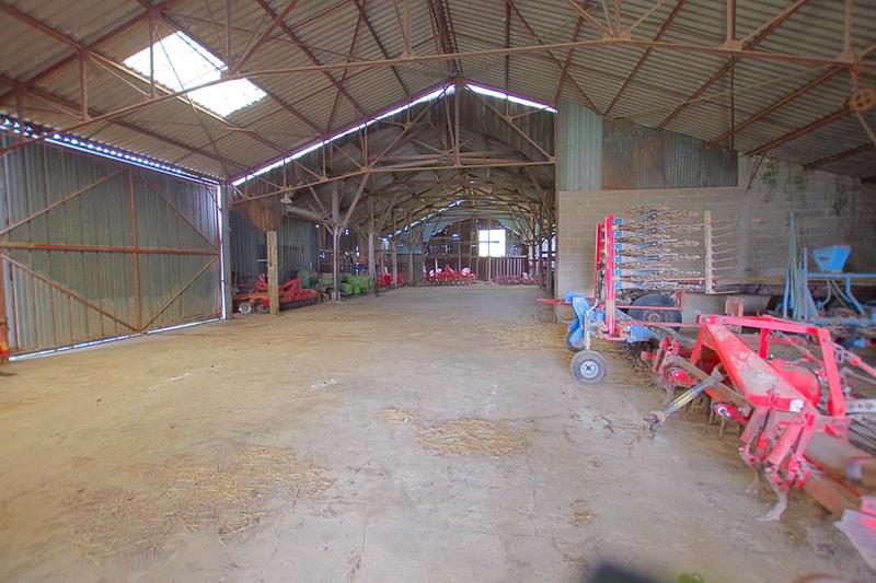 Maison - 680 m² - 2 pièces